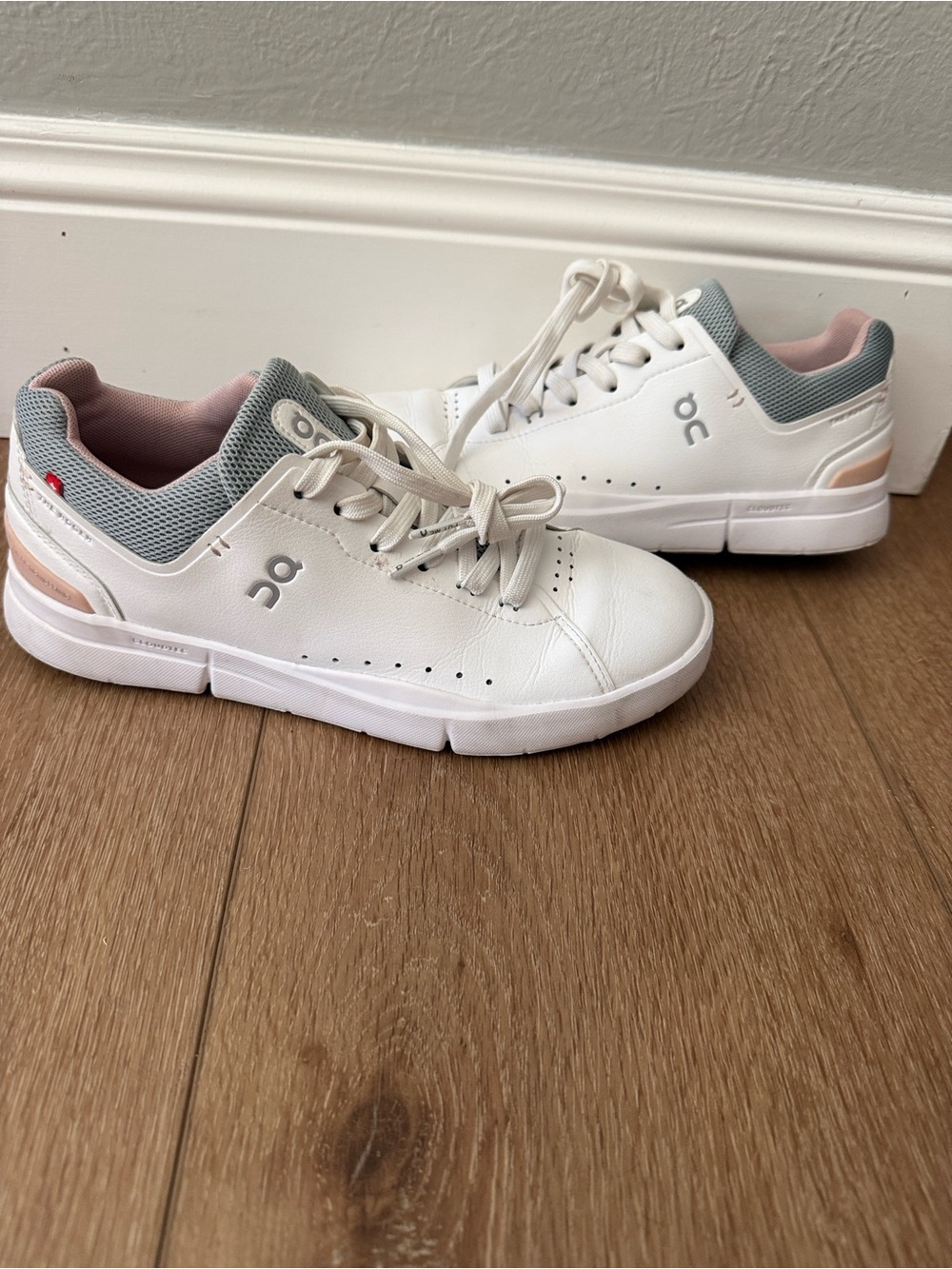 On Running Women’s 8 Sneakers “Roger” Tennis